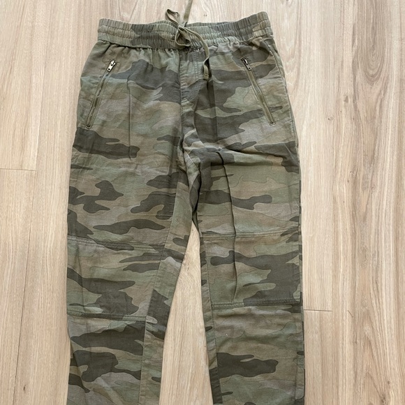 Women’s Camo Joggers - Picture 1 of 1